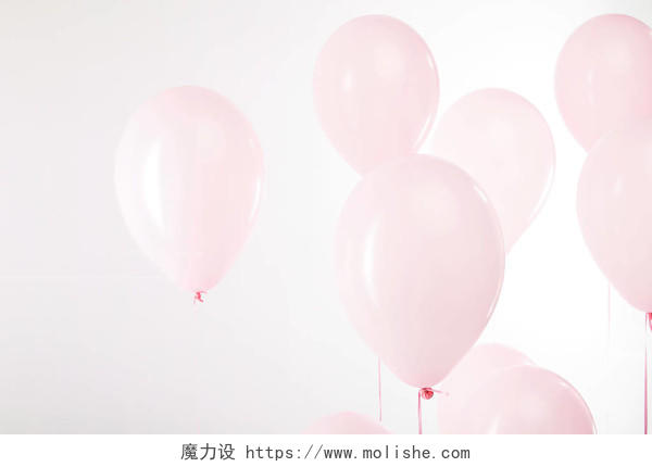 背景与装饰粉红色的气球在白色